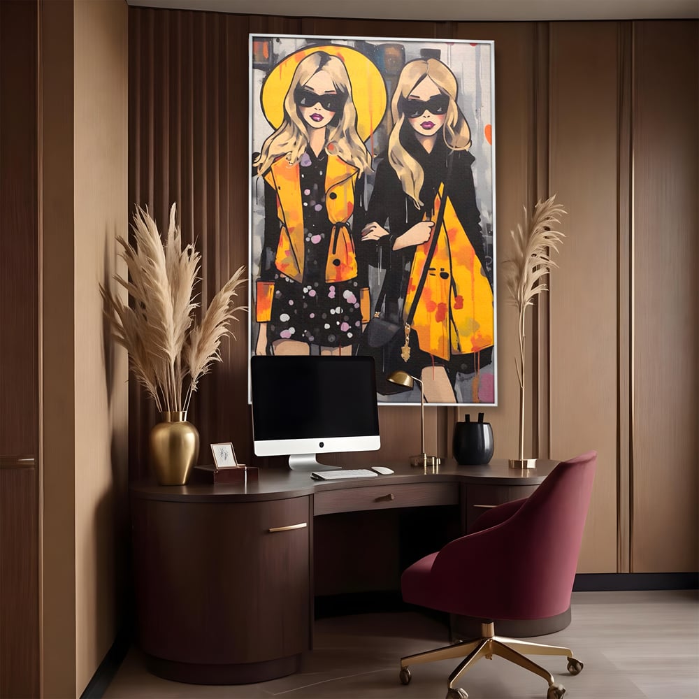 Tablou canvas cu ilustratie cu doua femei fashion, in rama de aluminiu argintiu, pe perete intr-un birou